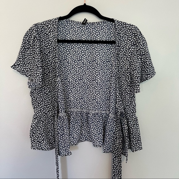 Flower Butterfly Sleeve Plunging Peplum Blouse - Picture 4 of 12